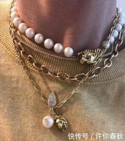 「条珍珠项链」简直不要太好看,珍珠项链时下最流行的几种佩戴方式都在这了