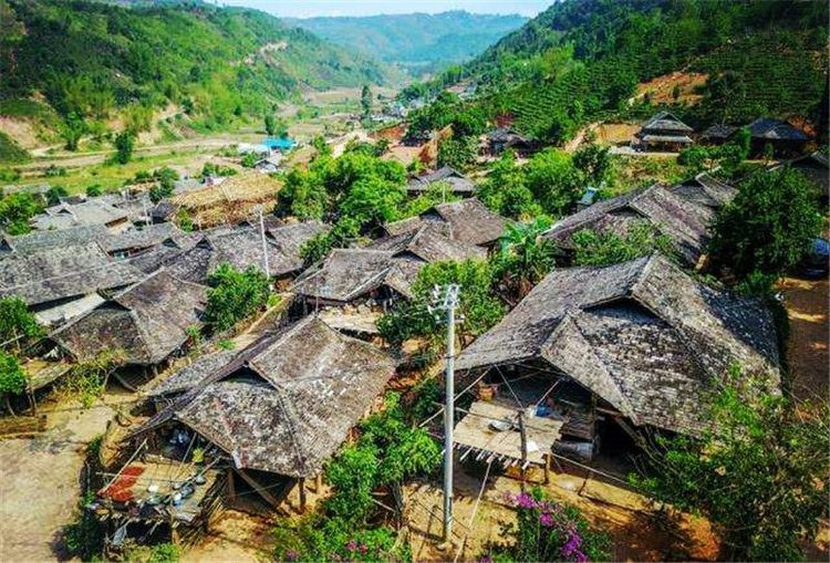  [室内]全村住木楼，室内无窗破而老旧，他们却活出了城里人羡慕