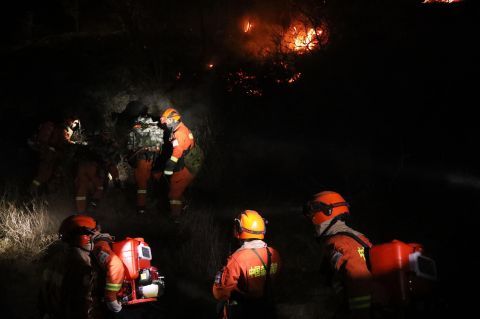  『山西』甘肃600名消防员连夜增援山西榆社展开灭火