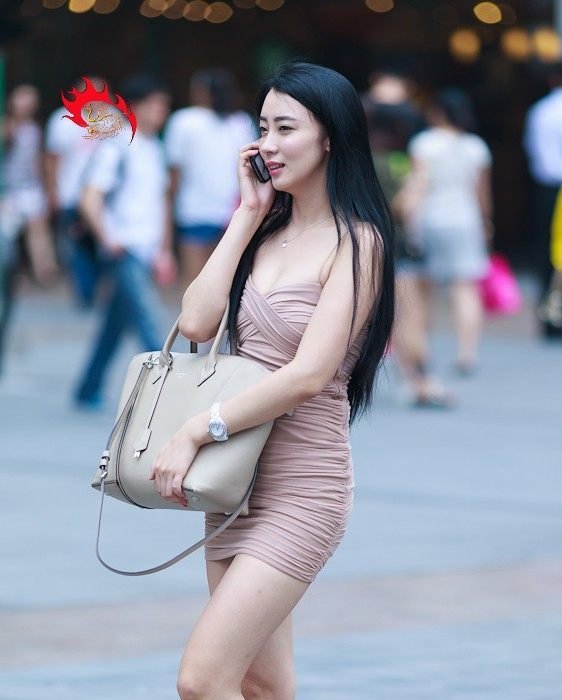 路人街拍抹胸包股开叉裙尽显傲人身材，真正的脱衣有肉 穿衣显瘦