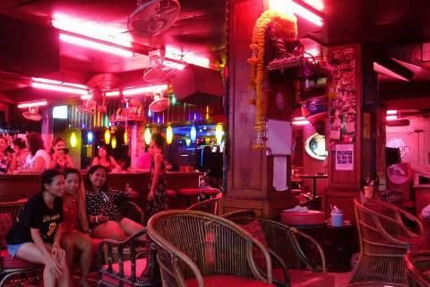 去泰国旅行，为何酒吧服务员提示摇铃铛？导游说出猫腻