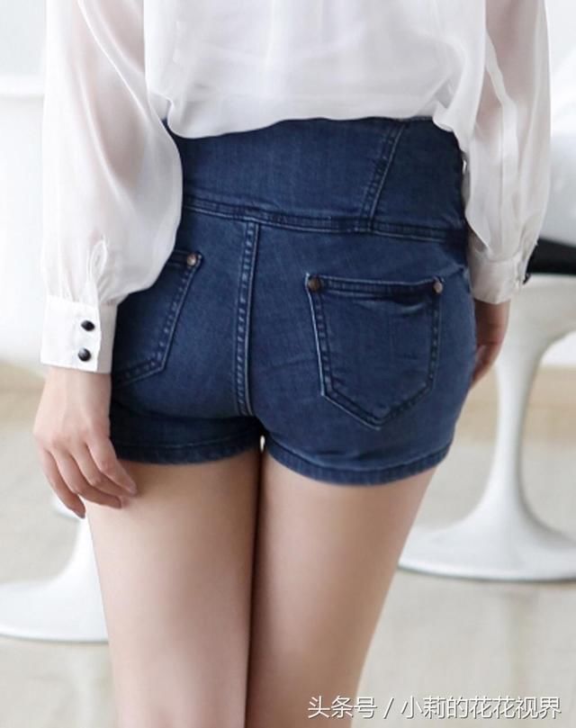 穿着牛仔短裤，韵味无限展现出十足的魅力!