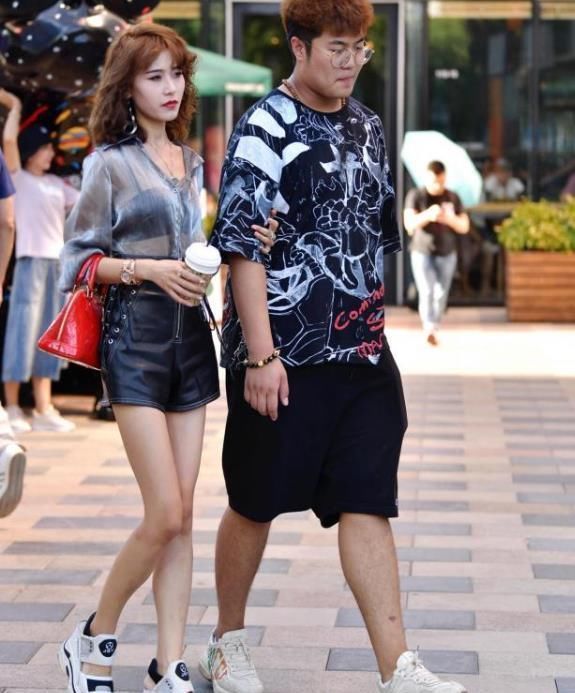 小姐姐■街拍:环肥燕瘦的美女,一件吊带背心配牛仔裤,时尚魅力优雅气质