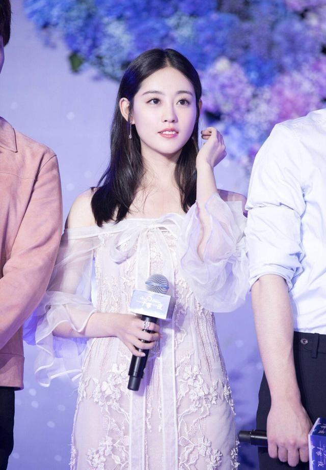 杨幂旗下的艺人都是女神级的，祝绪丹美的很过分，都快赶上热巴了