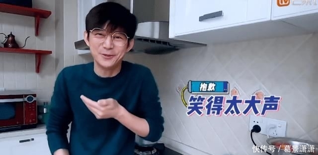 『打通』何炅宅家打通厨艺任督二脉 ,做泡面饼获赞,明星在家也这么会穿