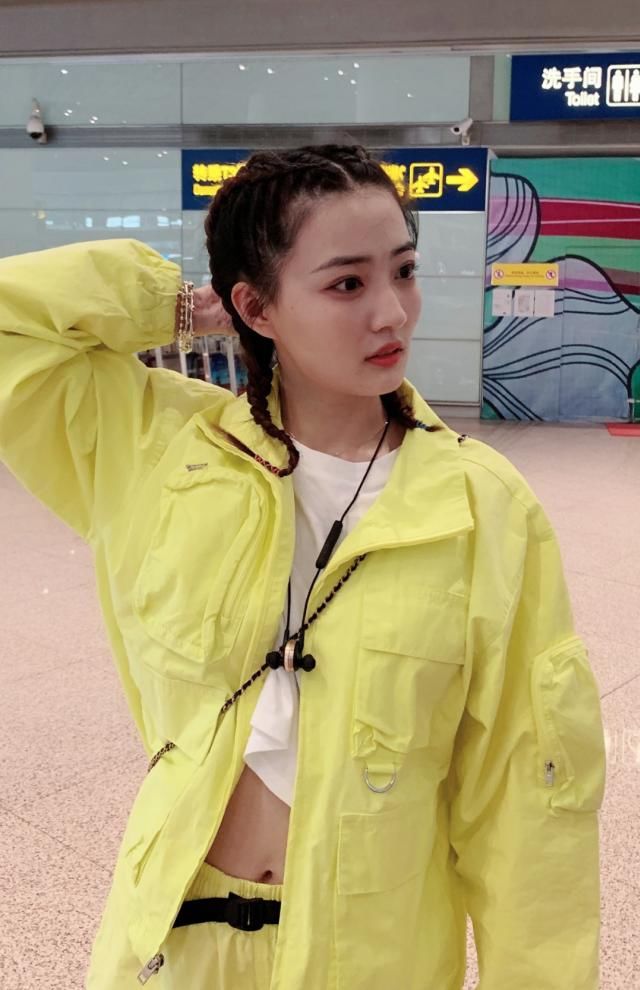 「青春活力」都说脸方的徐璐会很胖，可看到穿短装的她，女生却贼酸