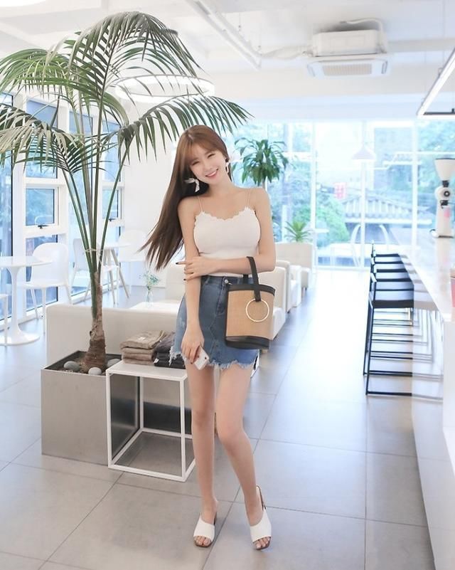 超爱笑的短裙美女，身材丰满，个子高挑！