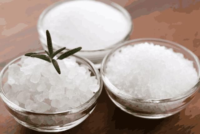 鼻子上黑头粉刺鼓鼓囊囊？用3招不撕不挤，黑头粉刺“如雨落下”