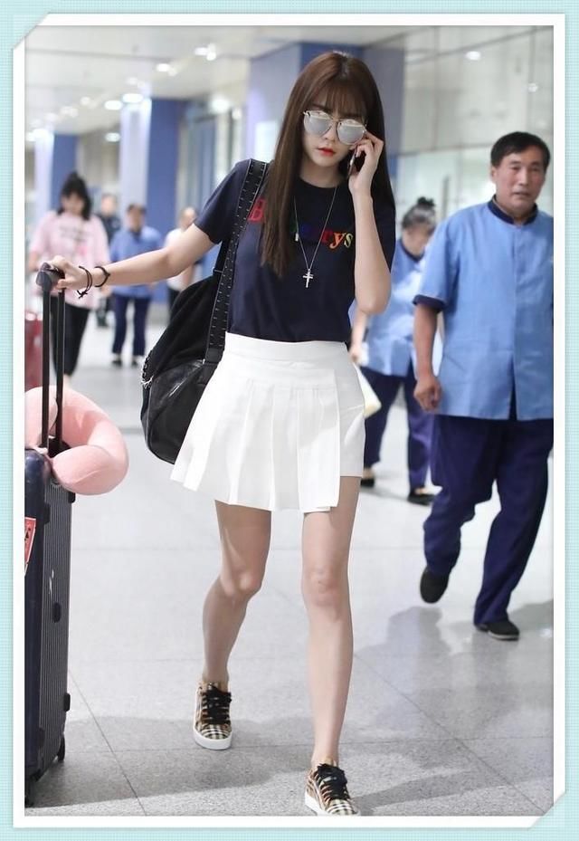 沈梦辰不过穿了件百褶裙，不仅网红脸没了，就连初恋气息也出来了