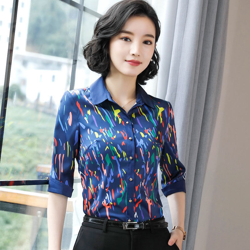 女人40也别老穿太土的衣服，看看这些小衫吧!穿上美一个秋天