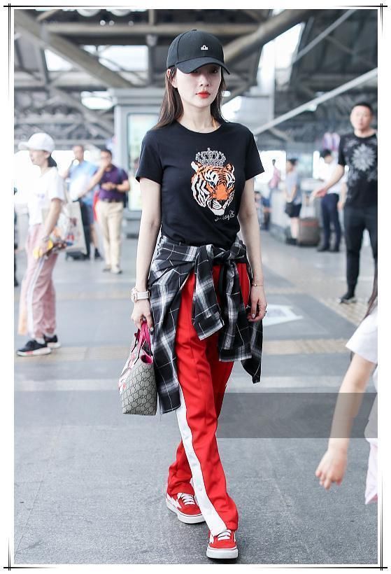 当李小璐换下短裤穿长裤，网友直呼：美炸天！当妈就该有当妈的样