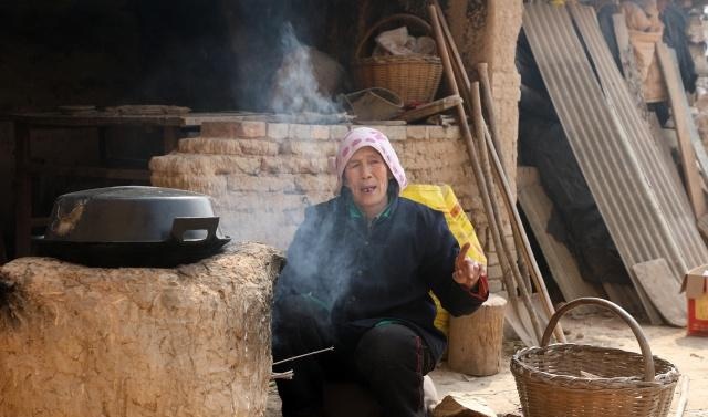 农村7旬大娘用“风哈”蒸馍做饭，不用电的“风哈”是啥样子