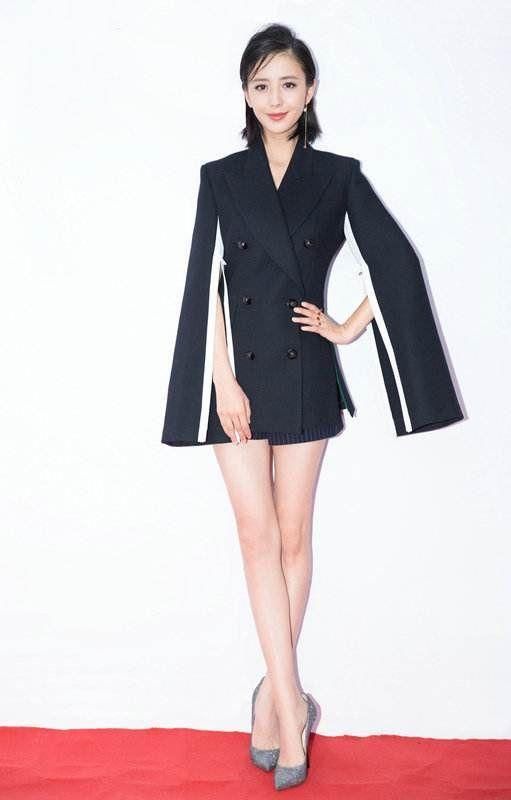 这应该是佟丽娅穿西装最丑的一次!老气横秋，侧脸还很像韩庚?