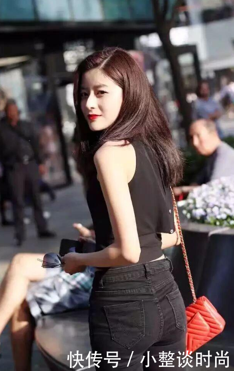 在街头总是让人移不开眼睛牛仔裤小姐姐背影,性感又妩媚!!