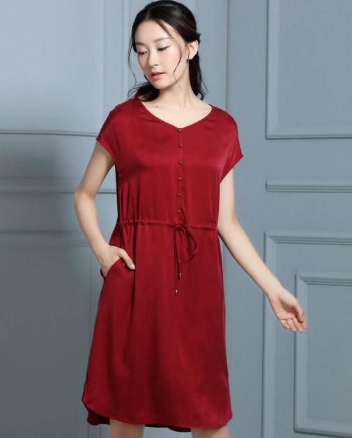 50岁以后的女人穿连衣裙一定要穿这几种！迷人又优雅！