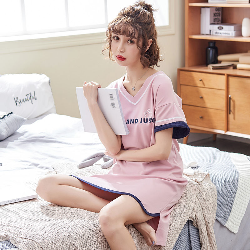 女人洗完澡穿睡衣还是睡袍?瞅瞅下图的女人，你不就清楚了