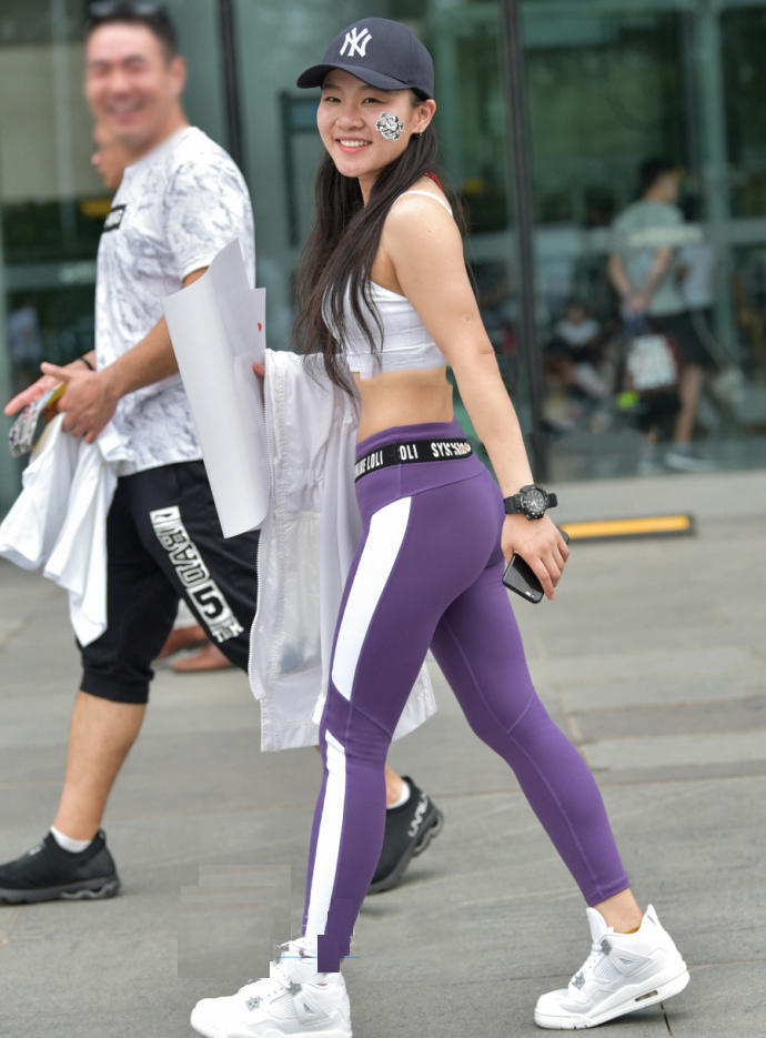 气质小姐姐紧身裤裹出圆润翘臀，紧绷出完美曲线，走起路来笑嘻嘻