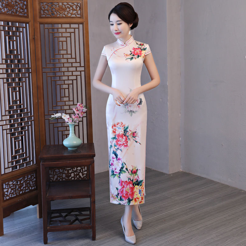 现在女人穿的特娇媚!53岁老婆穿旗袍+高跟鞋，简直女神范十足