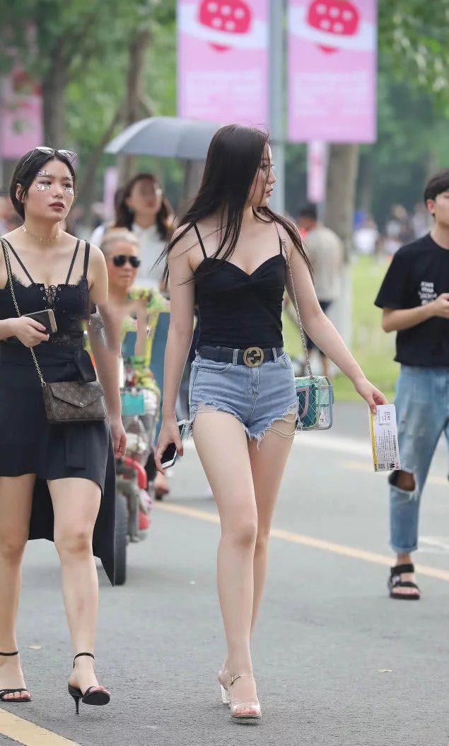 短裤搭配吊带抹胸尽显玲珑身材，晶莹白皙的肌肤那么的诱人，尽显