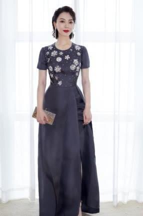 41岁陈数打扮太精致了,一天敷一张脚膜?这脚保养比脸还嫩!