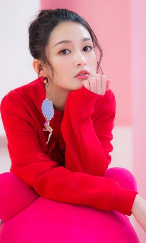 李沁的耳环太别致了！上面竟挂着一个“芭比娃娃”，简直美翻了！