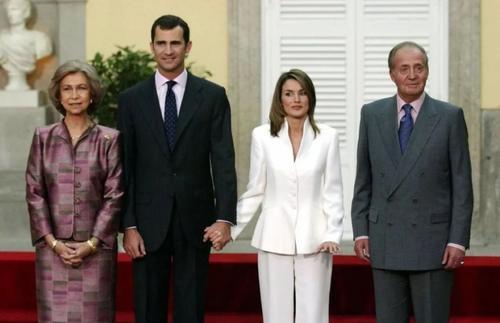 穿出优雅夏日风，我听这位西班牙王后的