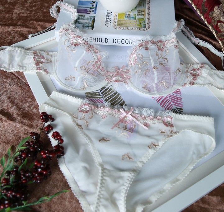 大热天女人别戴文胸，热得要死，看上海女人这样穿着，看得我脸红