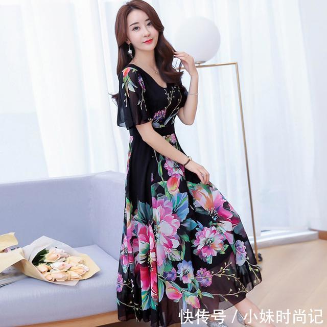  「碎花」传统的裙子已过时，碎花连衣裙是今年主流，减龄修身更有女人味
