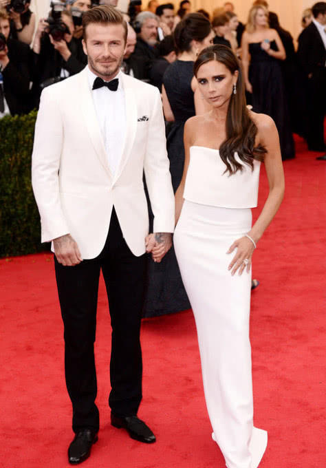 贝嫂穿礼服裙全靠勒来固定,网友:这样穿的不勒吗?难道不胸闷?