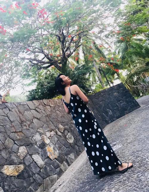 朱丹新节目白色套装优雅干练，网友视线却紧盯胸口：黑色蕾丝