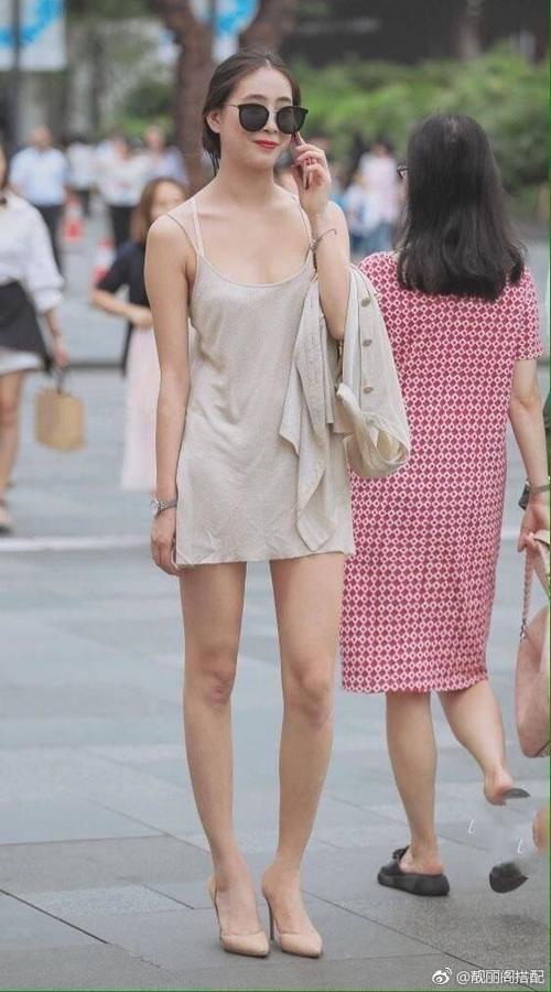 小女人穿上了透明吊带裙，若隐若现的曼妙身材很有诱惑力