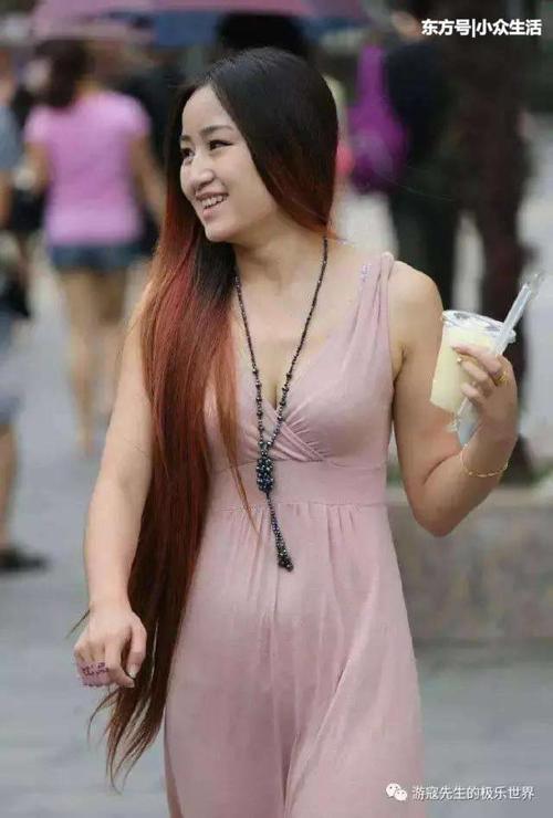 街拍：粉色薄纱长裙小姐姐， 夏天清风吹过，非常惬意的美!