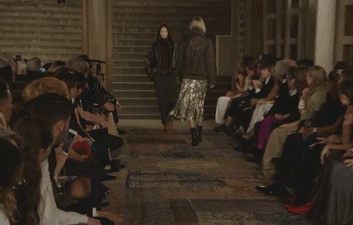 品牌50周年纽约时装秀，孙菲菲、李冰冰台上台下助阵，美艳绝伦！