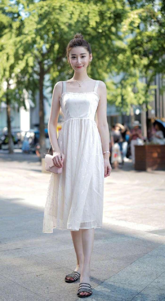 街拍：灰色T恤搭配牛仔热裤，适合身材纤细的女生，给人清新美感