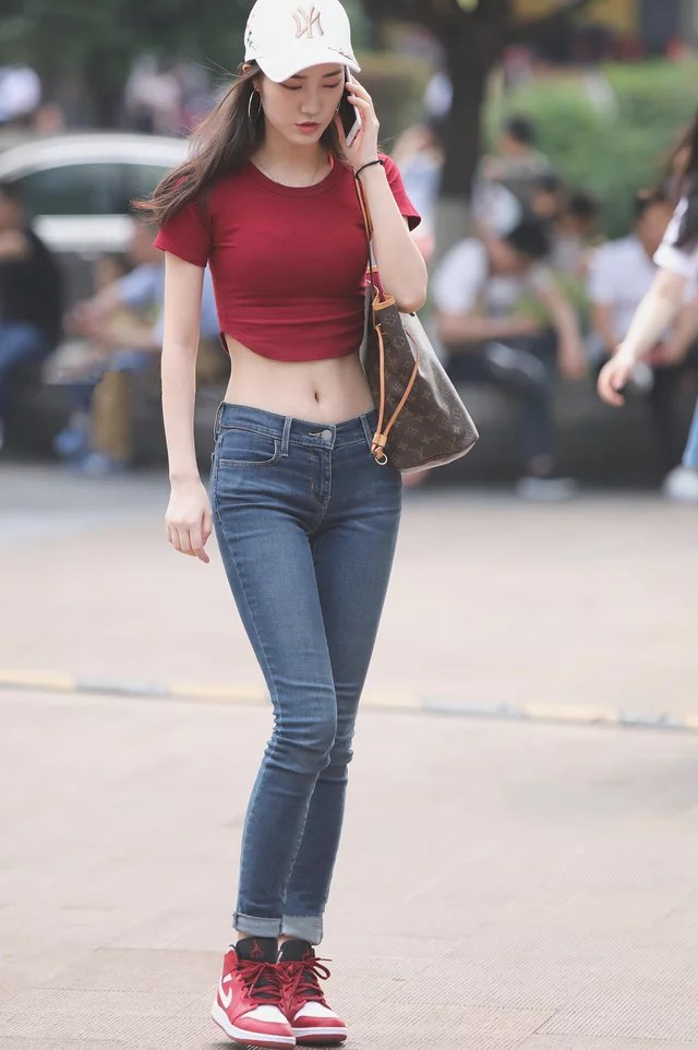 气质小姐姐紧身裤，平坦小蛮腰更显马甲线