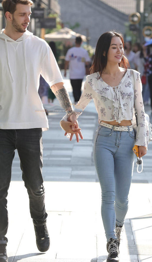 气质小姐姐较小的身躯尽显玲珑有致的好身材,外国男友把她充成了