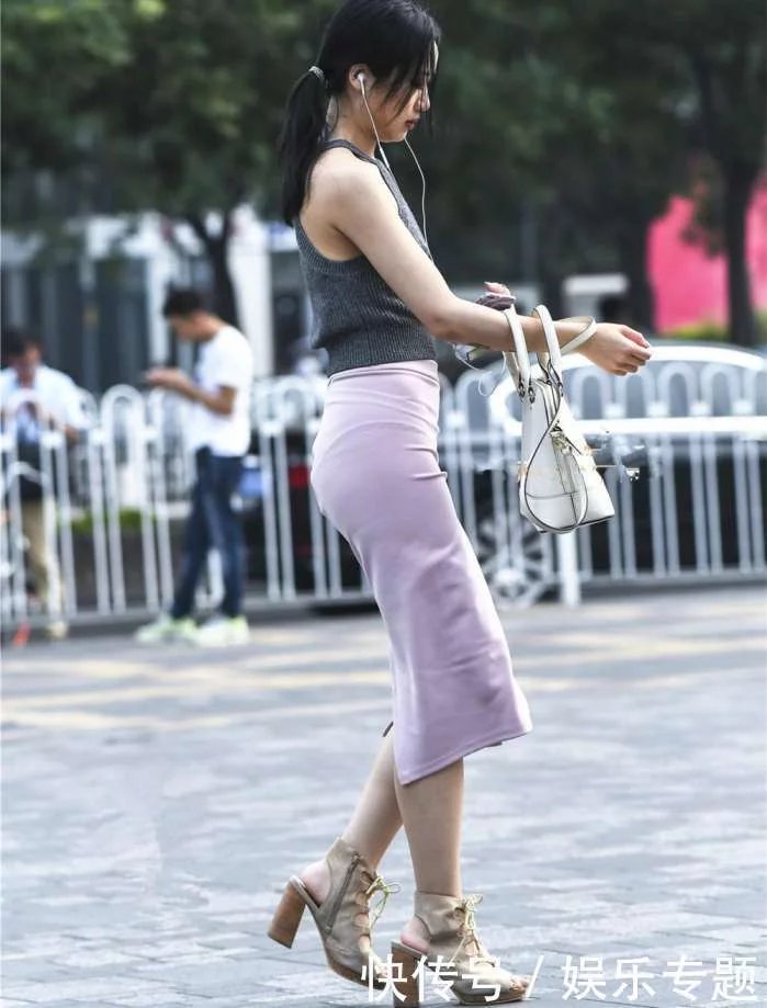 街拍时尚：30岁左右的辣妈，搭配紧身半透裙，身材优雅满满都是女