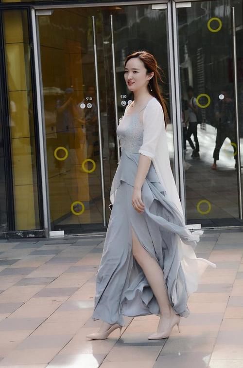 北京街拍：时尚街区的这些女孩有气质又有范，你最欣赏哪一位？