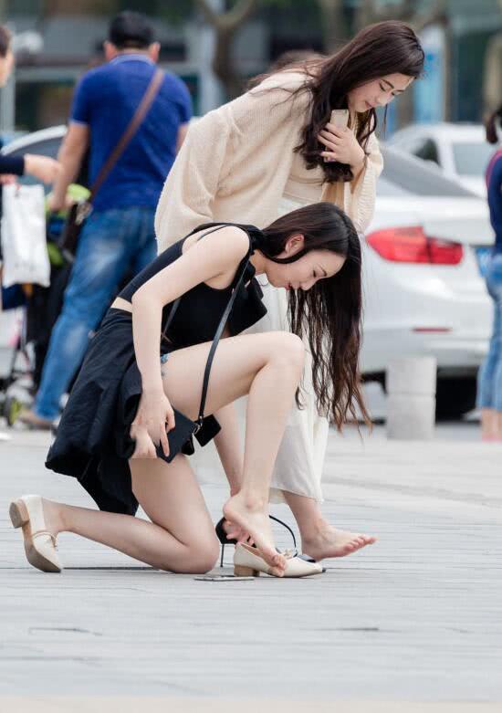 时尚小姐妹街头换鞋路人纷纷侧目，原来是小姐姐鞋子磨脚