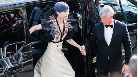 中老年群疯传:李宇春同外国大叔结婚?谣传!