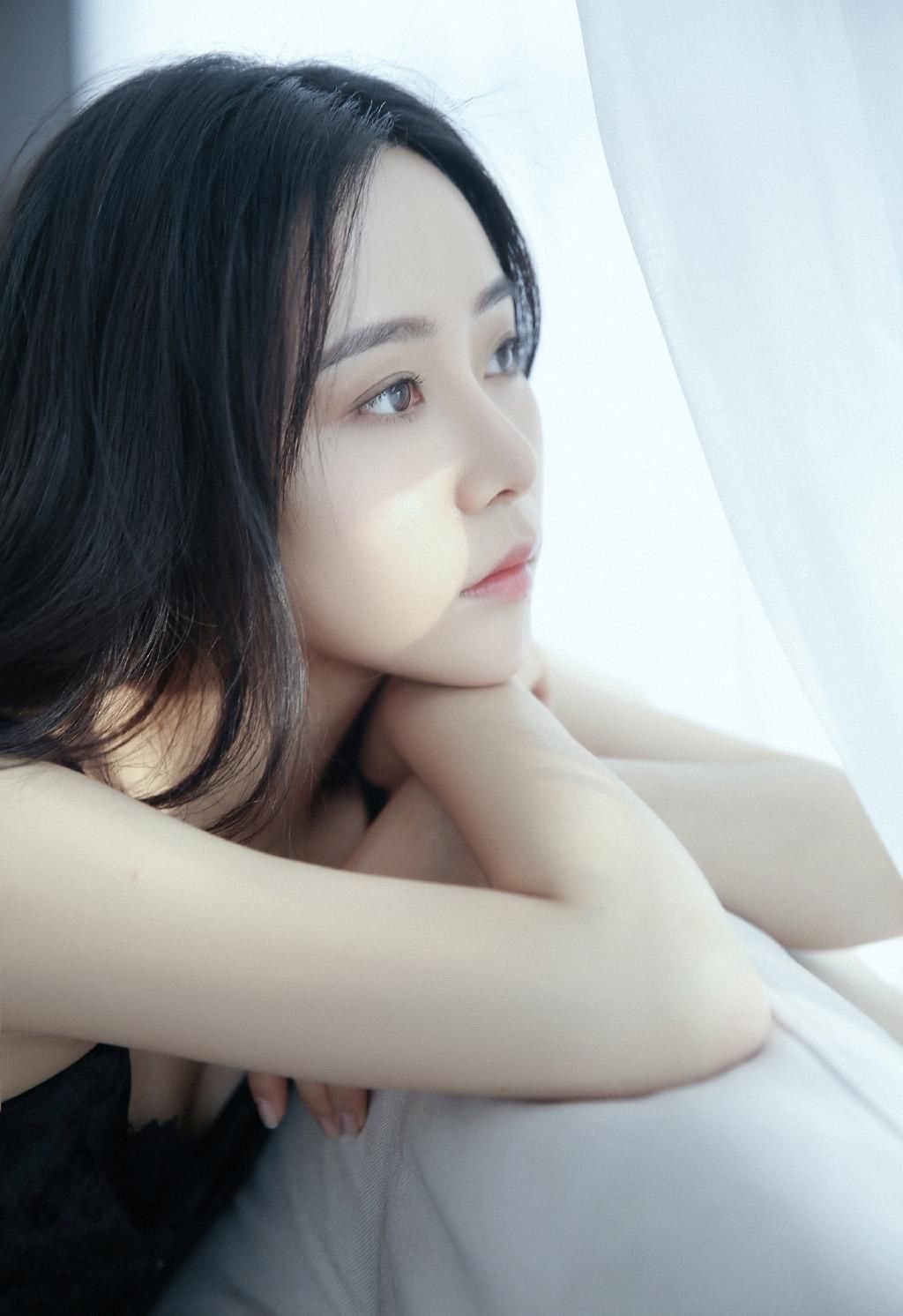 极品少妇美女吊带睡衣风情诱惑写真