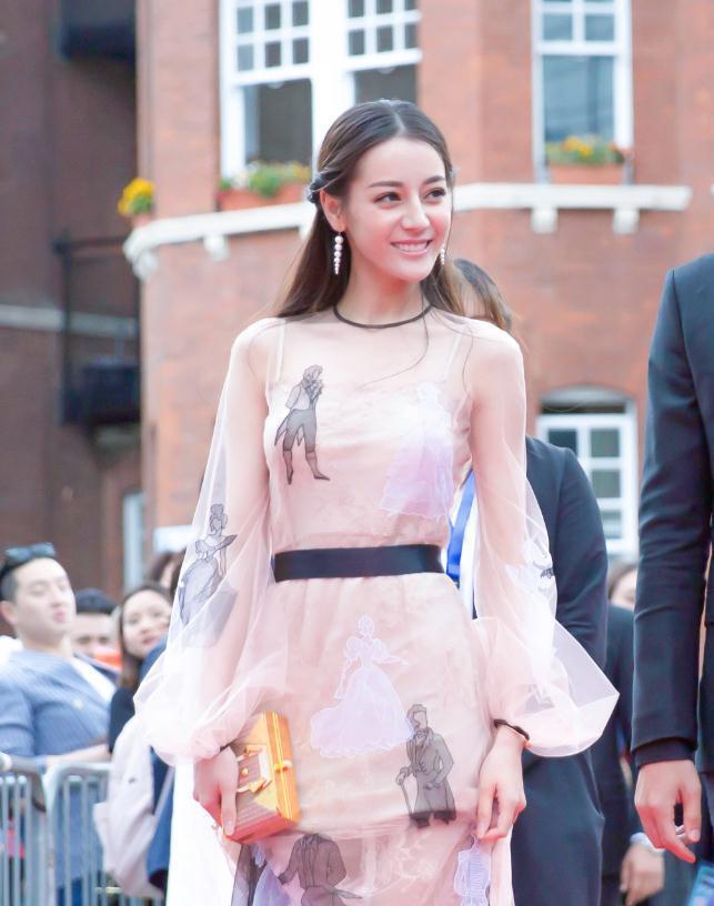 细看迪丽热巴的袖子还在！但她裸色长裙上的人影是她心中的王子？