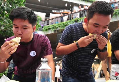 泰国水果店里，为什么女老板递手套游客别接？男生要保护自己呀