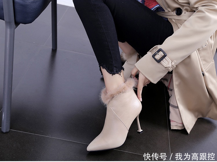 高跟鞋鞋口处加了细绒面，具有贵夫人气质