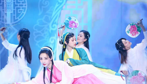  『意外』柳岩胆真大，cos王祖贤饰演的白蛇，手持花朵团扇意外的仙气