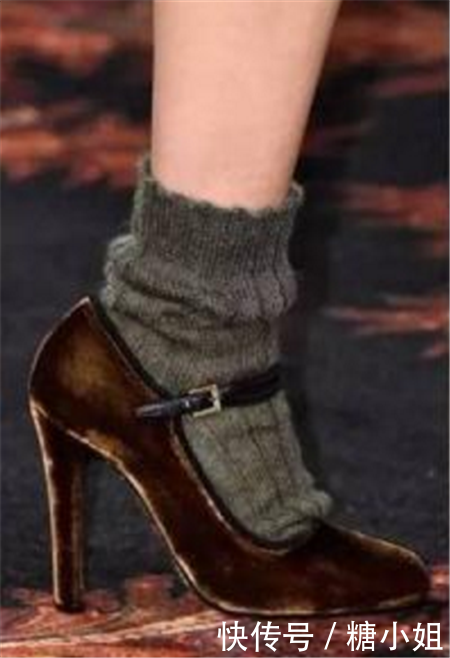 穿双漂亮的银色细高跟鞋，你还会去搭双袜子么？