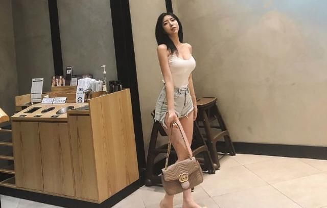 长腿妹子和牛仔短裤，天生注定的一对，穿上想不美都难啊