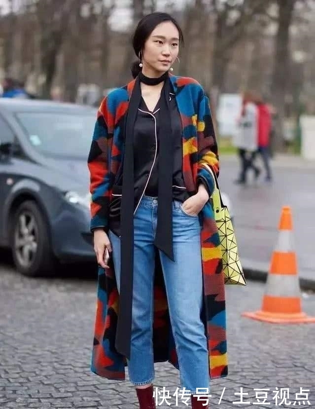 时髦■小脚裤配短靴不流行了,2020年流行这条“裤子”配短靴,保暖时髦