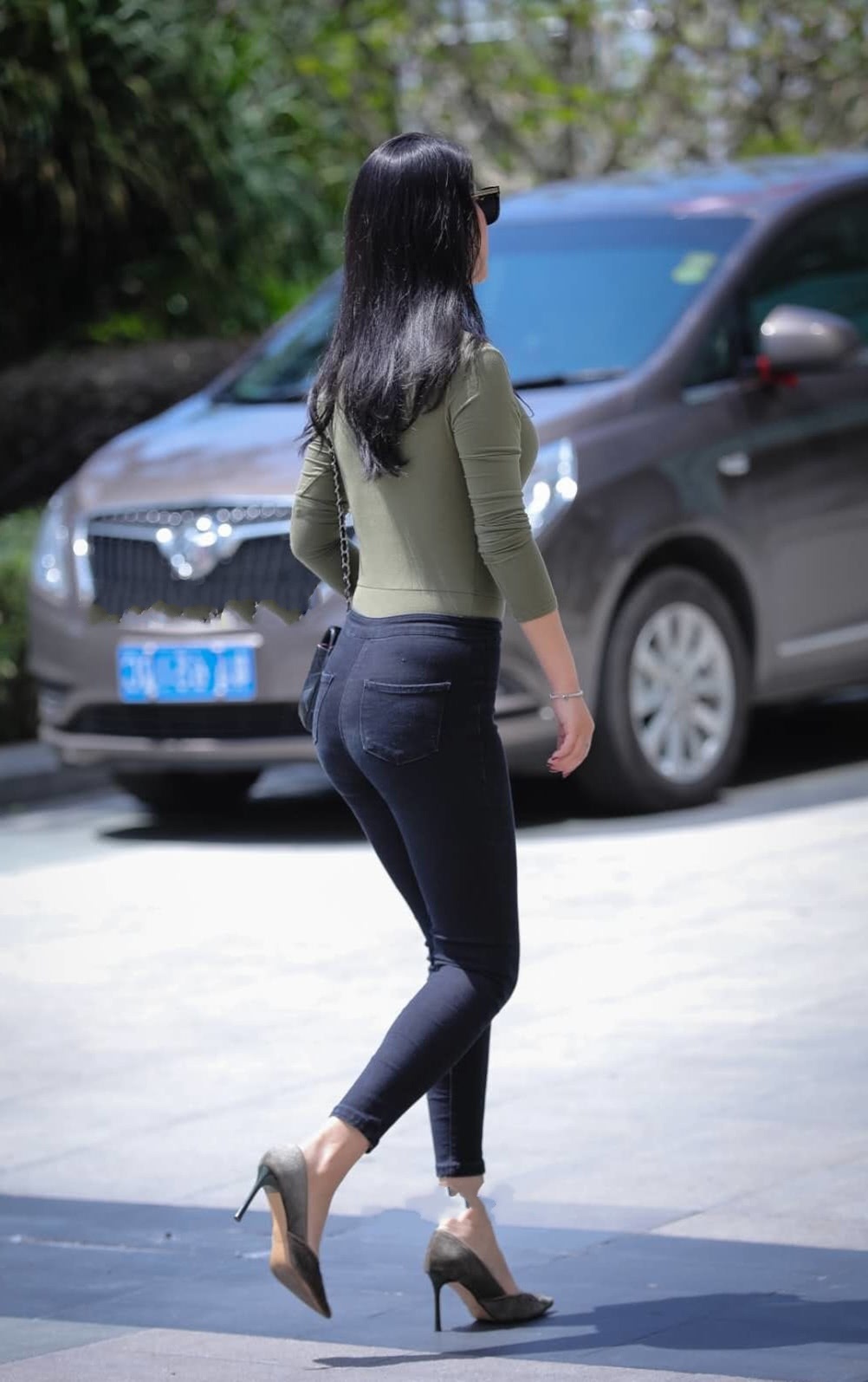 大姐姐深v紧身衣上围饱满，珠圆玉润的好身材，路人看不够