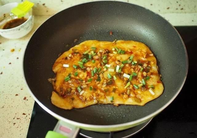  「平底锅」别看这饼很火，其实不用揉面平底锅就能做